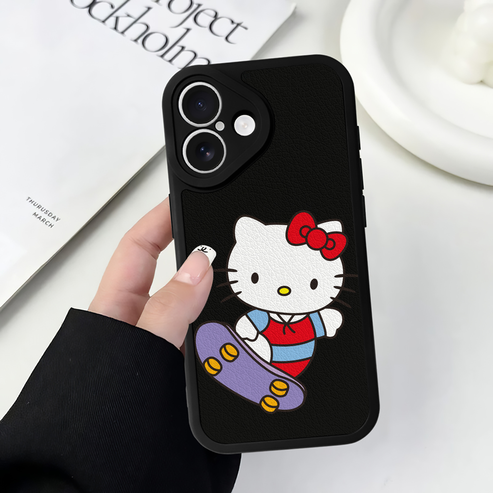 （画像用） Hello Kitty ハローキティ 【iPhone 16シリーズ対応】シリコンスマホケース（レザー調） 材質：シリコン